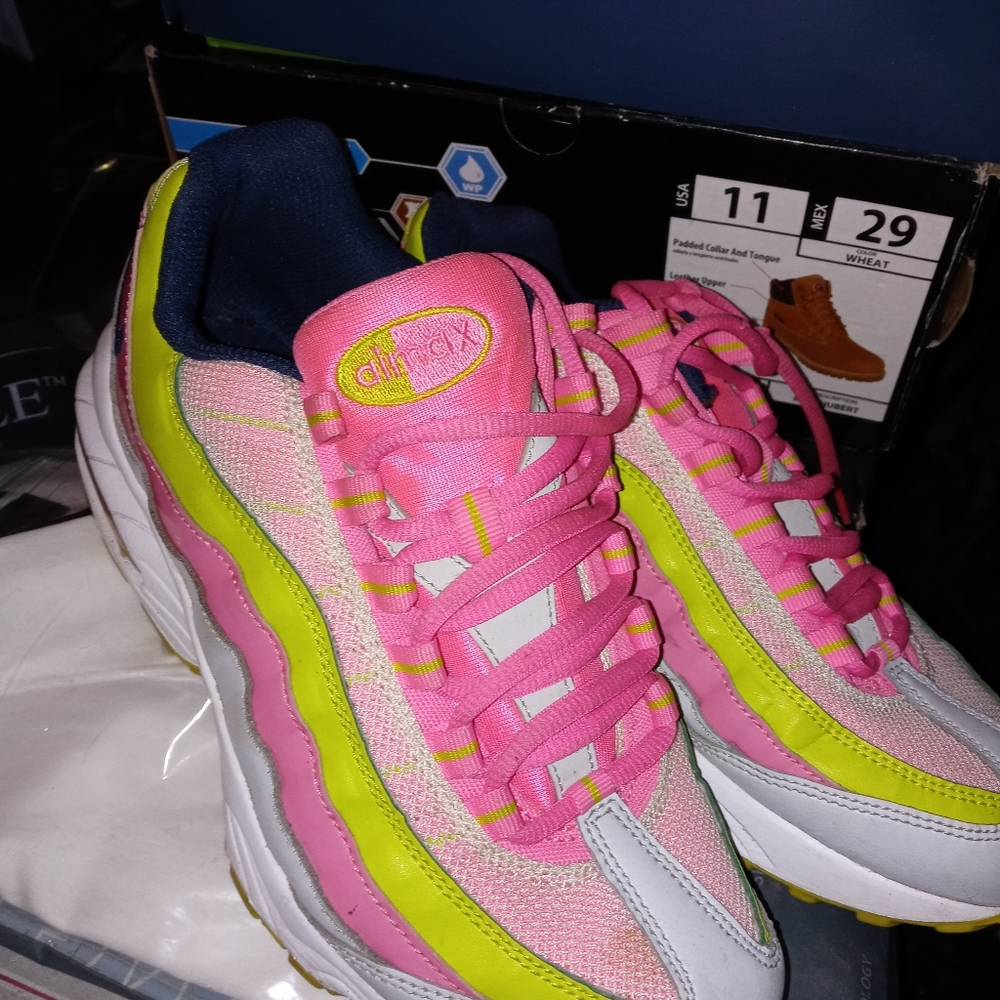 Nike - Picture 3 of 3